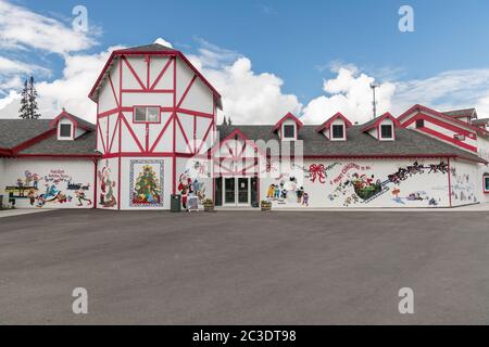 Die Außenansicht des Santa Claus House in North Pole, Alaska. Der Weihnachtsladen ist ganzjährig geöffnet und ein beliebtes Touristenziel. Stockfoto