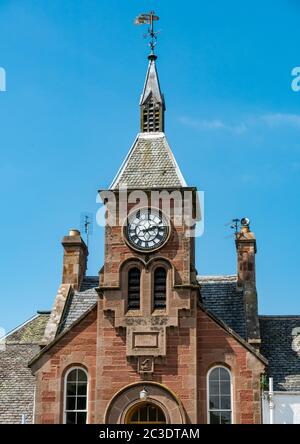 Uhrturm des Dorfhauses an sonnigen Tag mit blauem Himmel, Gifford, East Lothian, Schottland, Großbritannien Stockfoto