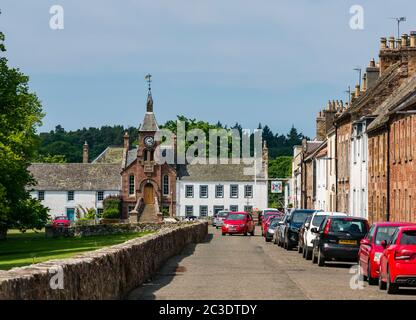 The Common Green, Reihe von Hütten und Dorfhalle an sonnigen Tag Gifford Dorf, East Lothian, Schottland, Großbritannien Stockfoto