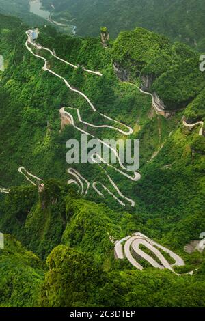 Berge Straße in Tianmenshan Naturpark - China Stockfoto