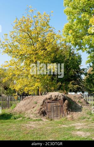 Dugout in skansen in Sierpc, Woiwodschaft Masowien, Polen Stockfoto