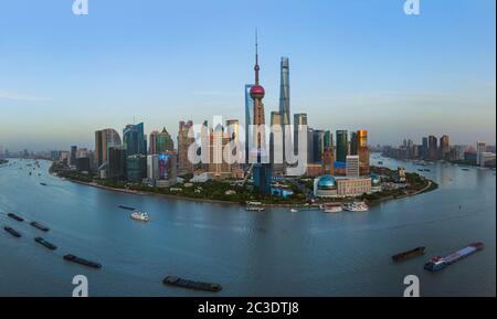 Shanghai, China - 23. Mai 2018: Blick auf den Sonnenuntergang über der modernen Skyline von Pudong in Shanghai, China Stockfoto