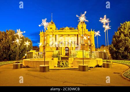 Zagreb. Republik Kroatien Platz und kroatischen Nationaltheater Advent Abendansicht Stockfoto