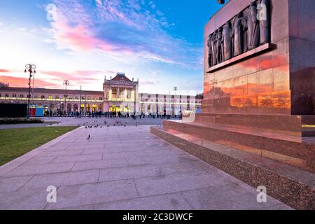 Zagreb Hauptbahnhof und King Tomislav Platz Sonnenuntergang Blick Stockfoto