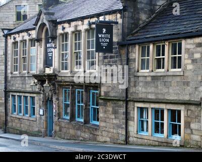 Der Vordereingang des historischen White Lion Pub und Hotels an der hebden Bridge West yorkshire ein historischer 17 Jahrhundert ehemaliger Kutscher Stockfoto