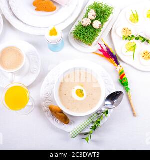 Ostern auf Polnisch: Saurmmehlsuppe zum Osterfrühstück (Żurek) Stockfoto