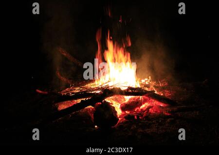 Feuer Holz helllich Brennen im Ofen. Brennholz brennt im ländlichen Ofen. Brennendes Brennholz im Kamin Clo Stockfoto