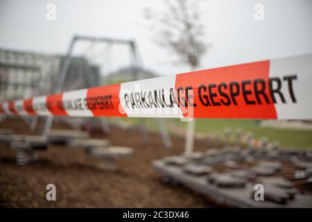Wien, Österreich - 03.17.2020 Spielplatz wegen Corona-Virus-Krise geschlossen. Deutsch Wörter „Parkanlage Stockfoto