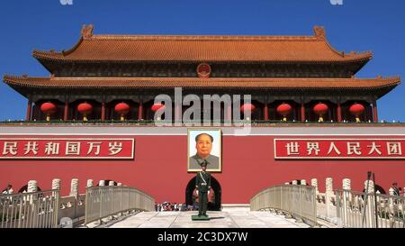 Peking, China - Oktober, 2 2015: Polizisten steht im Dienst der Verbotenen Stadt, dem Platz des Himmlischen Friedens Stockfoto