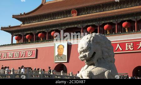 Peking, China - Oktober, 2 2015: alte steinerne Löwen und mao zedong Porträt auf dem Platz des Himmlischen Friedens, China Stockfoto