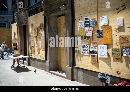 Der Fish Eddy Store im Flatiron Viertel in New York, während noch geschlossen. Zeigt eine Sammlung von Black Lives Matter DIY Protestschilder, gesehen am Mittwoch, 10. Juni 2020. (© Richard B. Levine) Stockfoto