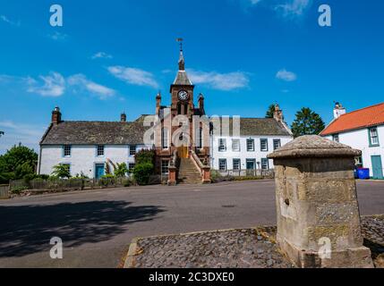 Gifford Dorfhalle, mit Uhrturm an sonnigen Tagen mit blauem Himmel, East Lothian, Schottland, Großbritannien Stockfoto