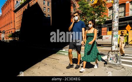 Maskiertes Paar in Soho in New York am Samstag, 13. Juni 2020. (© Richard B. Levine) Stockfoto