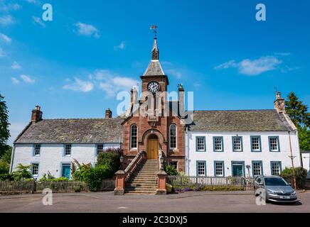 Gifford Dorfhalle, mit Uhrturm an sonnigen Tagen mit blauem Himmel, East Lothian, Schottland, Großbritannien Stockfoto