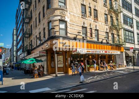 Restaurants im New Yorker Stadtteil Nolita erlauben es den Kunden, sich zu versammeln und keine Masken zu tragen, wenn sie nicht den gesetzlichen Bestimmungen des Staates zur sozialen Distanzierung entsprechen, die am Samstag, den 13. Juni 2020 zu sehen waren. NYS Gov. Andrew Cuomo verurteilte in seiner täglichen Unterweisung Bars und Restaurants, die gegen das Gesetz verstoßen und warnte sie vor der Möglichkeit, ihre Alkohollizenzen widerrufen zu lassen. (© Richard B. Levine) Stockfoto