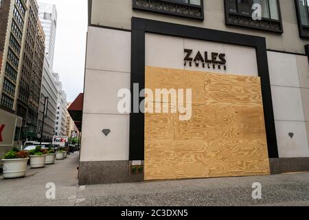 Ein Zales Juweliergeschäft an der Fifth Avenue in New York am Donnerstag, 11. Juni 2020. Signet Jewelers, der Besitzer der Schmuckmarken Zales, Kay, Piercing Pagoda und Jared, berichtete, dass es 380 Geschäfte in den USA und Europa schließen werde. (© Richard B. Levine) Stockfoto