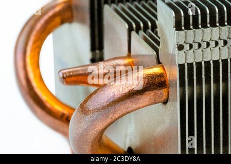 Makrofoto eines Aluminium-Kühlkörpers von einem pc mit sichtbaren Kupferwärmeableitrohren. Stockfoto