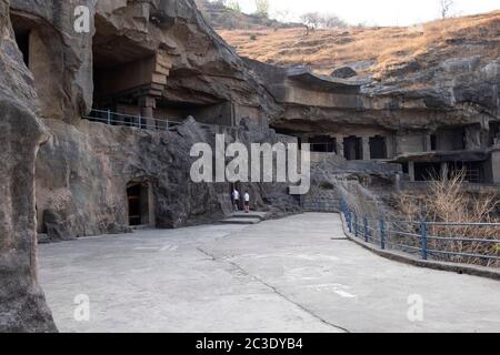 Fassade des alten Ellora Felsen geschnitzt buddhistischen Tempel Höhlen, Aurangabad, Maharashtra, Indien. Stockfoto