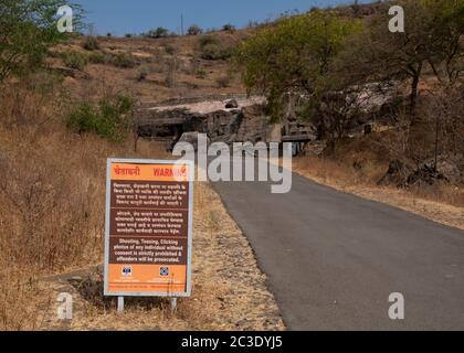 Warnschild auf der Straße zu Ellora Caves 30-34, Aurangabad, Maharashtra, Indien. Stockfoto