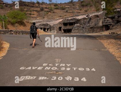 Tourist Walking auf der Straße in Richtung Ellora Höhlen 30-34, Aurangabad, Maharashtra, Indien. Stockfoto