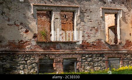 Zerstörte Schloss Odzienas in Lettland, Europa an einem schönen sonnigen Frühlingstag, Konzept der Reise in Harmonie auf dem Land. Detail der antiken Burg Stockfoto
