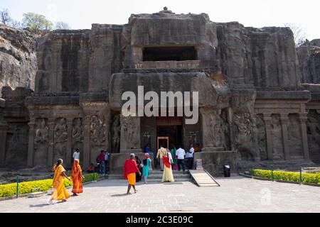 Fassade und Eingang des Kailash oder Kailasanatha Tempels, Ellora Cave 16, Aurangabad, Maharashtra, Indien. Stockfoto