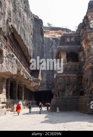 Besucher im Kailash oder Kailasanatha Tempel, Ellora Cave 16, Aurangabad, Maharashtra, Indien. Stockfoto