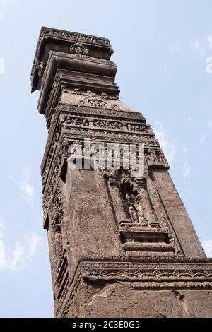 Dhawajasthambha im Kailash oder Kailasanatha Tempel, Ellora Cave 16, Aurangabad, Maharashtra, Indien. Stockfoto