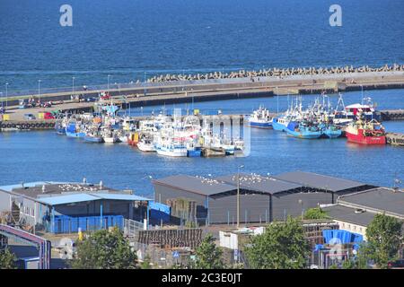 Stadthafen mit vielen festfahrenden Booten und Schiffen. Schiffe und Boote im Hafen. Viele Boote sind auf dem Pier vertäut Stockfoto