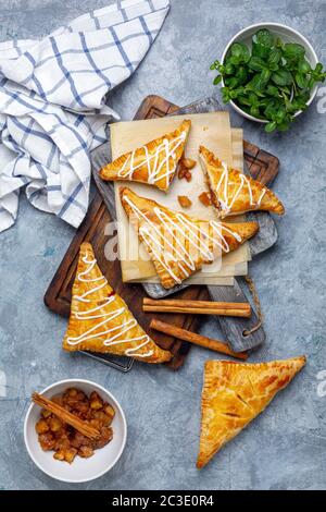 Apfelturnover mit Quark-Sahne. Stockfoto