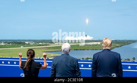 Präsident Donald J. Trump, Vizepräsident Mike Pence und zweite Lady Karen Pence beobachten den Start der SpaceX-Demonstrationsmission 2 am Samstag, 30. Mai 2020 im Kennedy Space Center Operational Support Building in Cape Canaveral, Florida Stockfoto