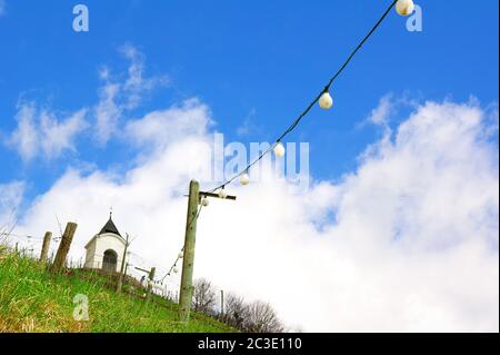 Maribor, Slowenien, Europa. Beliebte Stadt Hügel Piramida. Auf der Spitze ist kleine katholische Kapelle und Weinberg. Stockfoto