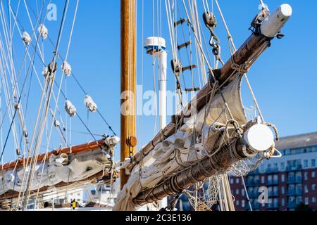 Details der gefalteten Takelage und Segel von einem alten Segelschiff Stockfoto