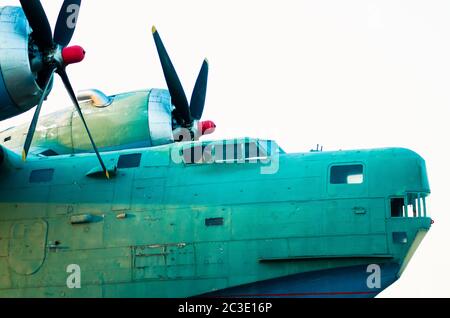 Cockpit und Propellerblätter eines alten alten Frachtflugzeugs Stockfoto