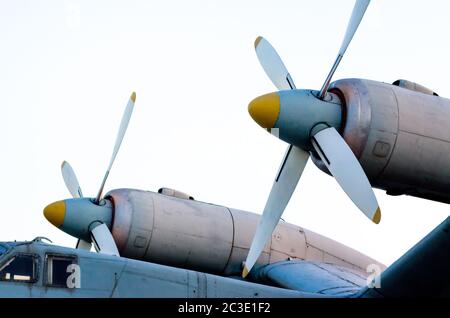 Propellermotor eines alten Oldtimer-Flugzeugs Stockfoto