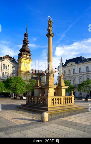 Plakatsäule der Jungfrau Maria und altes Rathaus (Stara radnice), Masaryk Platz (Masarykovo namesti), Ostrava, Tschechische Republik / Tschechien Stockfoto