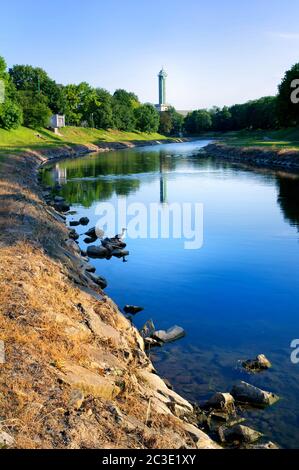 Ostravice Fluss, Komenskeho sady Park, Ostrava, Tschechien / Tschechien - Abendlandschaft der schönen Natur des Parks im Zentrum der Stadt. Stockfoto