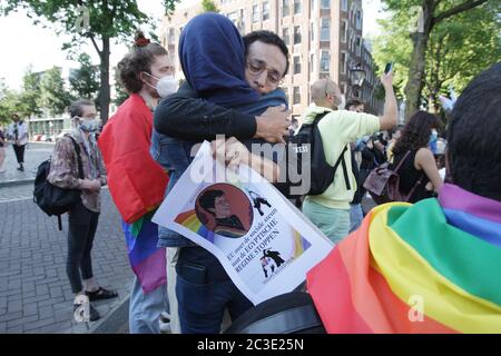 Aktivisten und Unterstützer der GLBTQ-Gemeinschaft nehmen am 19. Juni 2020 am Gedenkstand zur Erinnerung an Sarah Hegaziat im Homomonument inmitten des Coronavirus-Pandeminzes in Amsterdam, Niederlande, Teil. Sarah Hegazi, eine ägyptische queere kommunistische Aktivistin, starb am 14. Juni 2020 durch Selbstmord, nachdem sie vom Sissi-Regime brutal und gewaltsam inhaftiert worden war. Sie wurde eingesperrt, nachdem sie beim Maschrou Leïla Konzert 2017 eine Regenbogenfahne wedeln ließ. Öffentlicher Aufschrei und eine Kampagne der Demütigung führten zu ihrer Verhaftung. Sarah rannte nach Kanada, um Asyl zu suchen - und hinterließ die Familie und die Gemeinschaft, die sie entließ Stockfoto