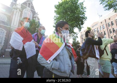 Aktivisten und Unterstützer der GLBTQ-Gemeinschaft nehmen am 19. Juni 2020 am Gedenkstand zur Erinnerung an Sarah Hegaziat im Homomonument inmitten des Coronavirus-Pandeminzes in Amsterdam, Niederlande, Teil. Sarah Hegazi, eine ägyptische queere kommunistische Aktivistin, starb am 14. Juni 2020 durch Selbstmord, nachdem sie vom Sissi-Regime brutal und gewaltsam inhaftiert worden war. Sie wurde eingesperrt, nachdem sie beim Maschrou Leïla Konzert 2017 eine Regenbogenfahne wedeln ließ. Öffentlicher Aufschrei und eine Kampagne der Demütigung führten zu ihrer Verhaftung. Sarah rannte nach Kanada, um Asyl zu suchen - und hinterließ die Familie und die Gemeinschaft, die sie entließ Stockfoto