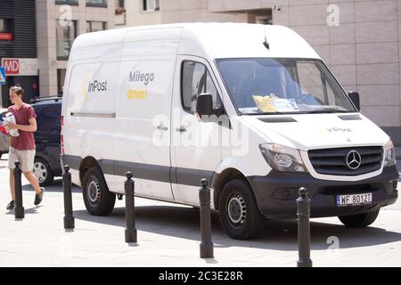 Ein InPost-Lieferwagen ist am 19. Juni 2020 in Warschau, Polen, zu sehen. Stockfoto