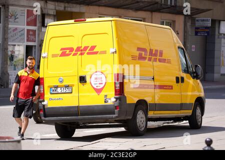 Ein DHL-Lieferwagen ist am 19. Juni 2020 in Warschau, Polen, zu sehen. Stockfoto