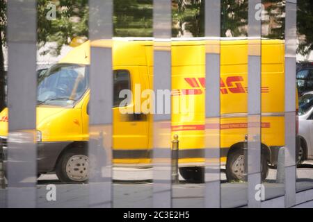 Ein DHL-Lieferwagen spiegelt sich am 19. Juni 2020 in Warschau, Polen, in den Fenstern eines Geschäftsgebäudes wider. Stockfoto