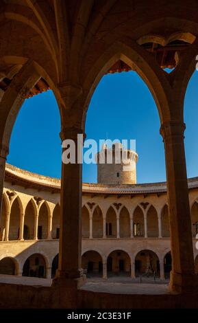 Runder Innenhof des Castell de Bellver, Palma, Mallorca, Spanien Stockfoto