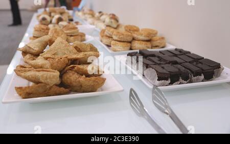 Auf einem Glastisch werden Tee- und Kaffeeartikel serviert Stockfoto