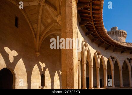 Runder Innenhof des Castell de Bellver, Palma, Mallorca, Spanien Stockfoto