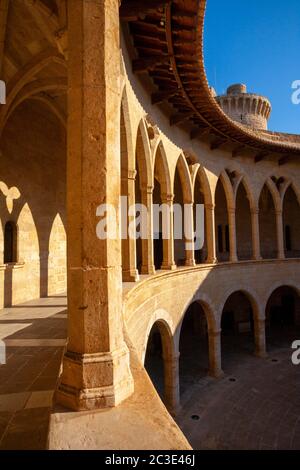 Runder Innenhof des Castell de Bellver, Palma, Mallorca, Spanien Stockfoto