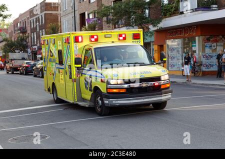 Ein Krankenwagen, der auf einen Notruf in Montreal, Kanada reagiert Stockfoto