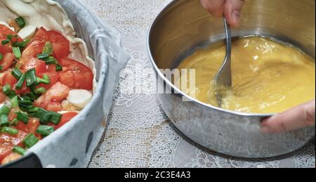 Leckeres Stück Tarta Gebäck auf dem polnischen Tisch in der Polnischen Küche. Stockfoto