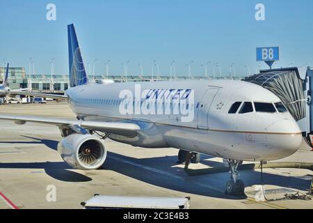 CHICAGO, IL -13 JUN 2020- Ansicht eines Flugzeugs von United Airlines (UA) am Chicago O'Hare International Airport (ORD) in Chicago, Illinois, United Stockfoto