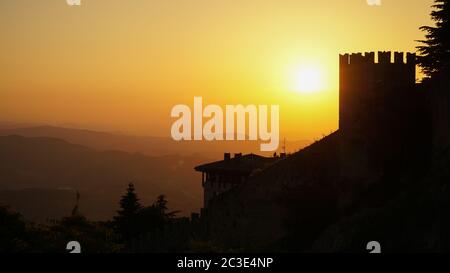 Festung von Guaita aka Guaita Turm in San Marino während des Sonnenuntergangs. Stockfoto